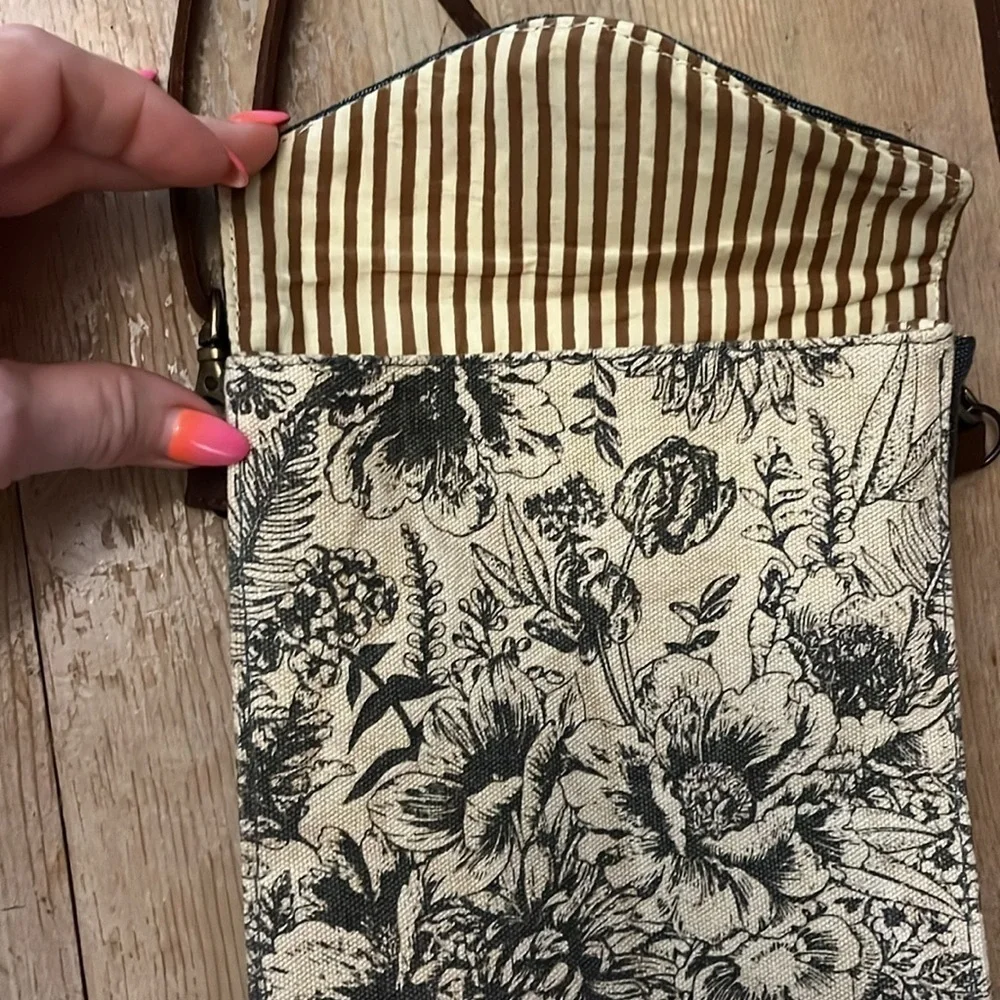 Primitives by Kathy Crossbody Bag “Be Kind” Floral Design Magnetic Flap Lined